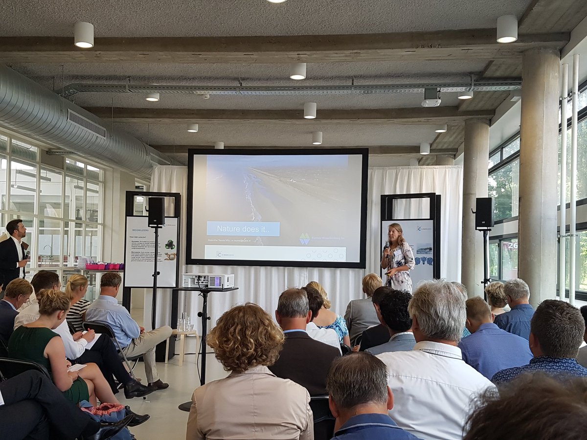 DeBouwcampus's tweet photo. En de tweede ronde met pitches over #kustlijnzorg op @DeBouwcampus https://t.co/B63UM8IWtn
