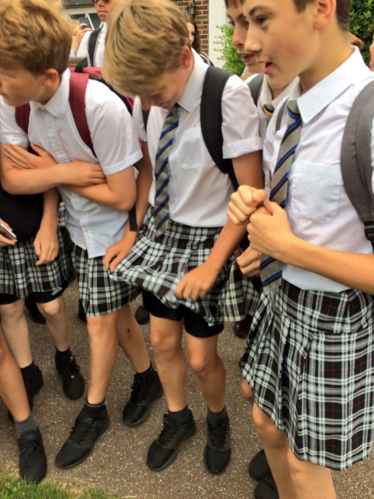 Teenage boys wear skirts to school to beat the heat / Twitter