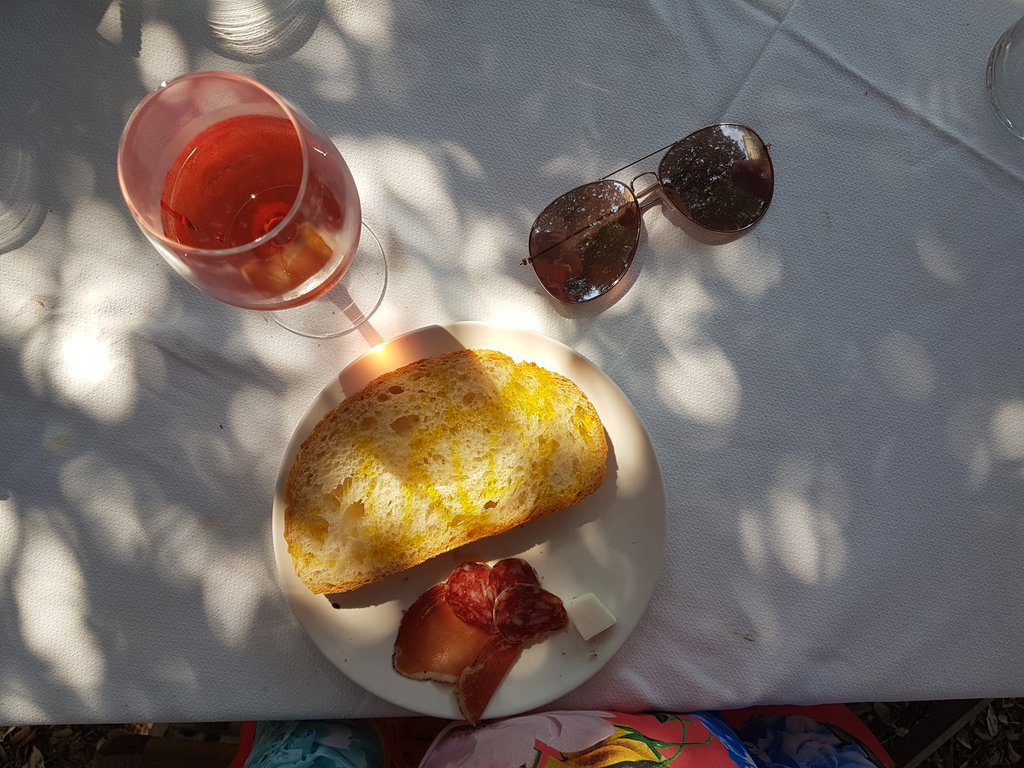em_luxton's tweet photo. Rose, bread, oil, and ham... My kind of breakfast 😄 at @Oli_Serraferran for my last meal on the #BloggerxCatalunya trip! #wellolive https://t.co/lbtevsE94O