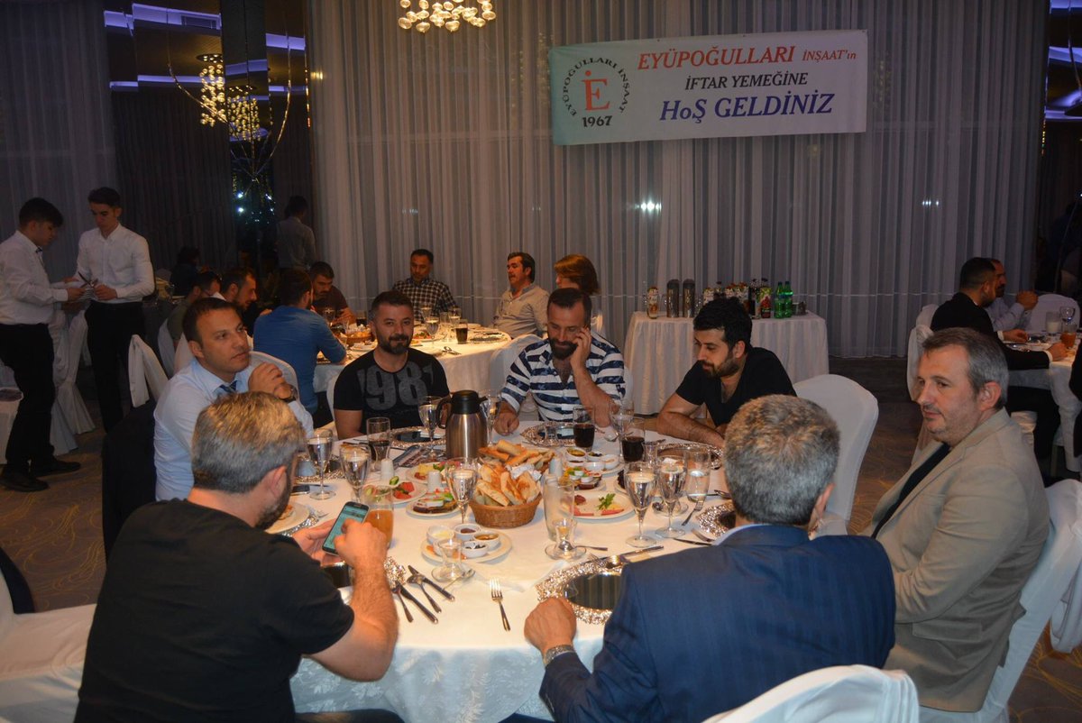Sn. Bşknımız <a href="/atilaaydiner/">Atila Aydıner</a> misafirlerimize birlik ve beraberlik mesajları vererek,yapmış olduğumuz #iftar yemeği için tşk konuşması yapıyor.
