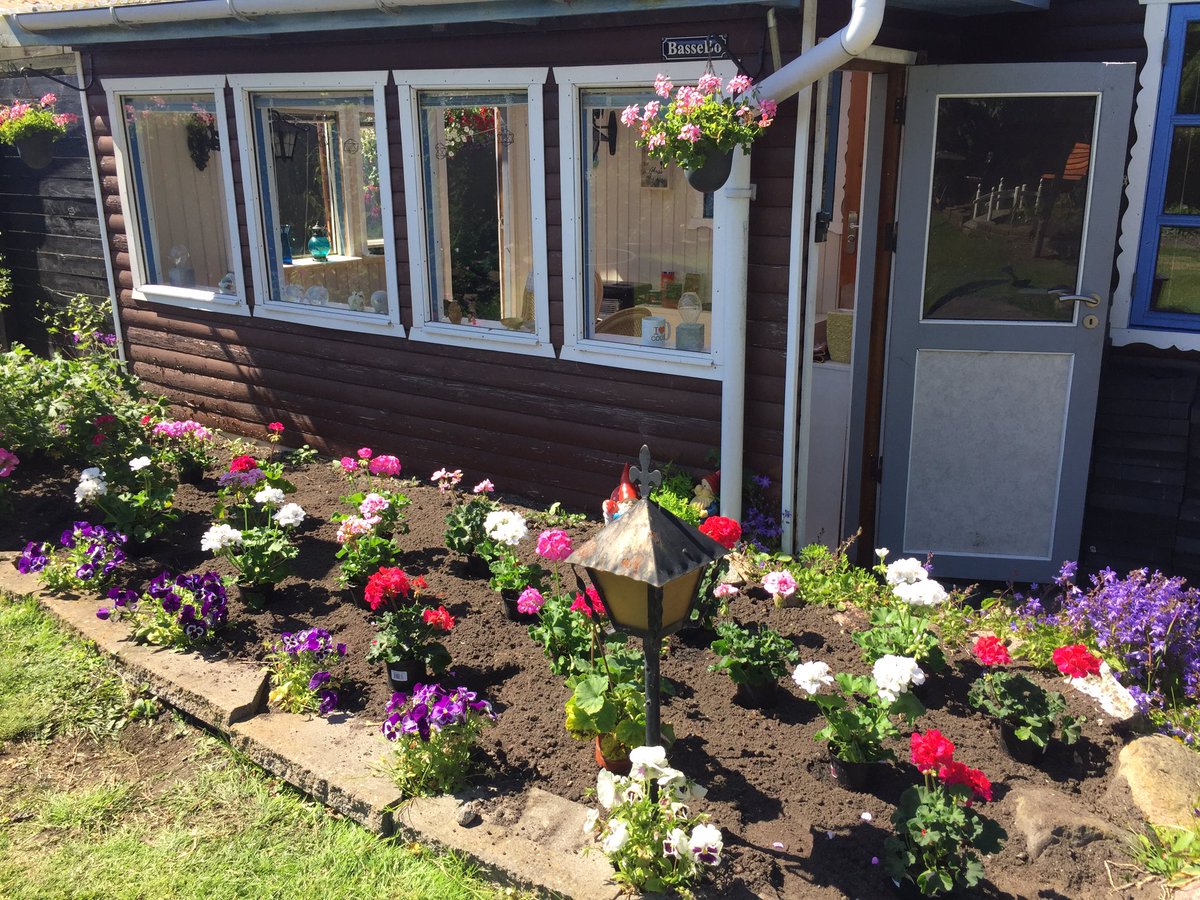 TonnyClausHertz's tweet photo. To long time since a Tweet. Now life is all about #summerhouse and #gardening #BasseBo #Valbyparken #Denmark #Bergmannshave https://t.co/LCIR8Rq28r