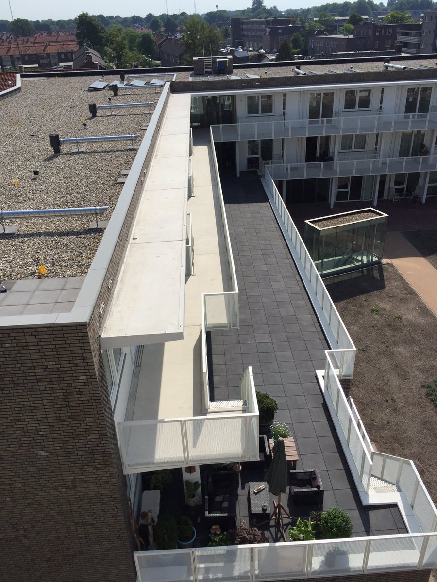 Vandaag eigenlijk te warm voor #dakterrassen maken, maar perfect weer voor een mooi plaatje van de nieuwe luxe deklaag lijn van #rooflogix.