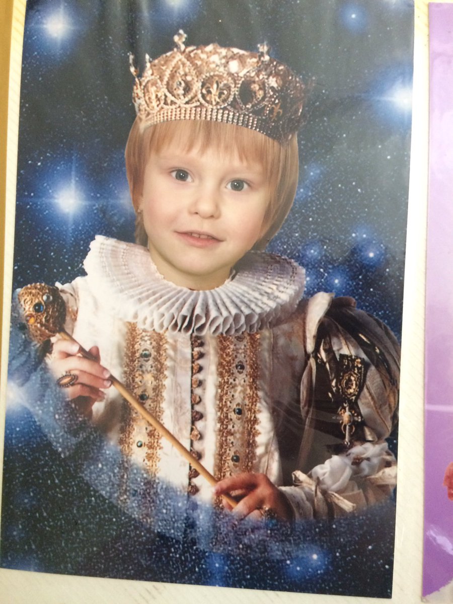 Dimwitye's tweet image. Да что вы знаете вообще о дискомфортах?
Меня в детском саду приняли за мальчика и сфоткали ТИПО я КОРОЛЬ