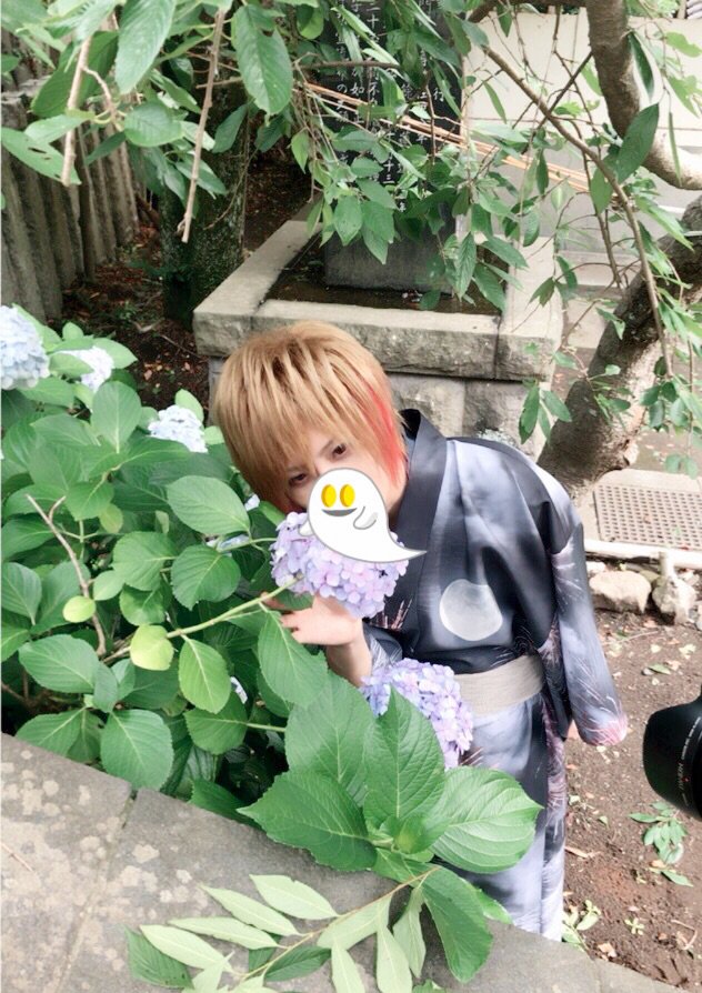 uni_mafumafu's tweet photo. 朝からこんな格好して何かしてます....
写真撮ってる風だけど、これからギター弾いたりするよ...もうねむくて変ななりそう...(´⊙ω⊙`)

今日が終わったら忙しいの終わるーーー！！
７月８月は自由に曲作ったり、動画投稿する期間しようとおもいます！！ https://t.co/0FJ2cTeslV