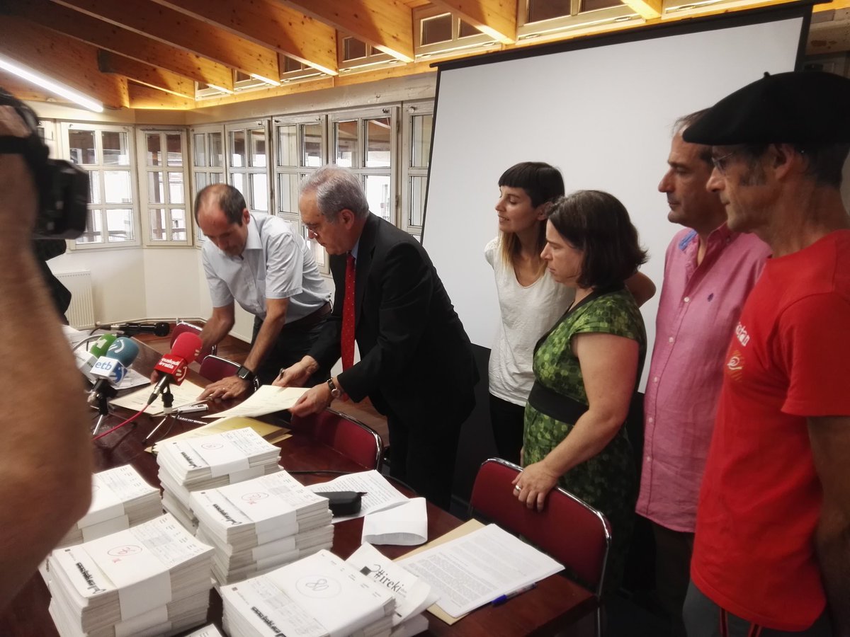 ForoSoziala's tweet photo. Felix Cañada eta Paul Riosek notaritza lana egin dute #ireki k jasotako 80.229 sinadura @ForoSoziala ren esku ipintzeko https://t.co/GISec0qU0C