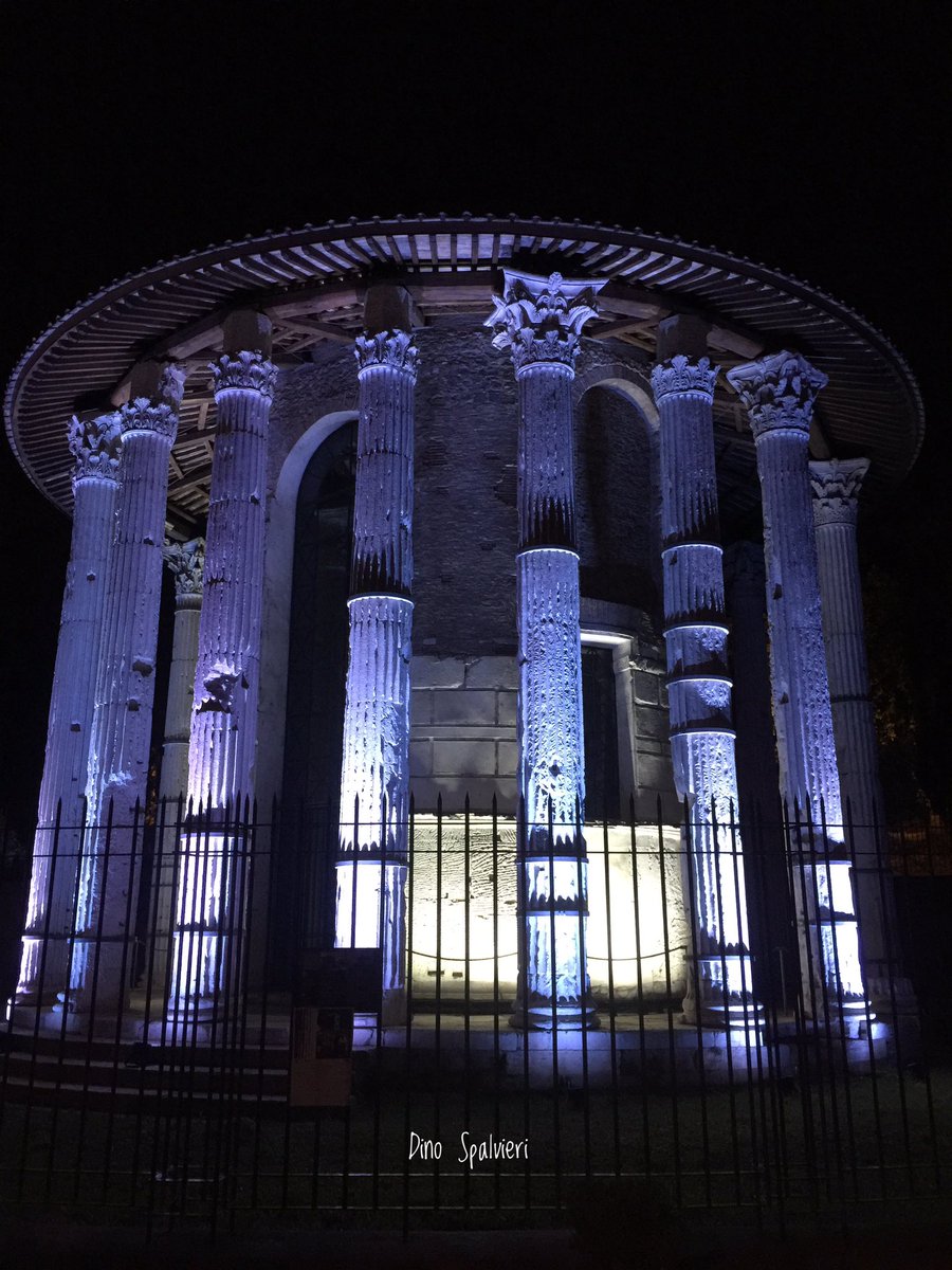 #Roma il #tempiodiVesta risplende nella #notteromana