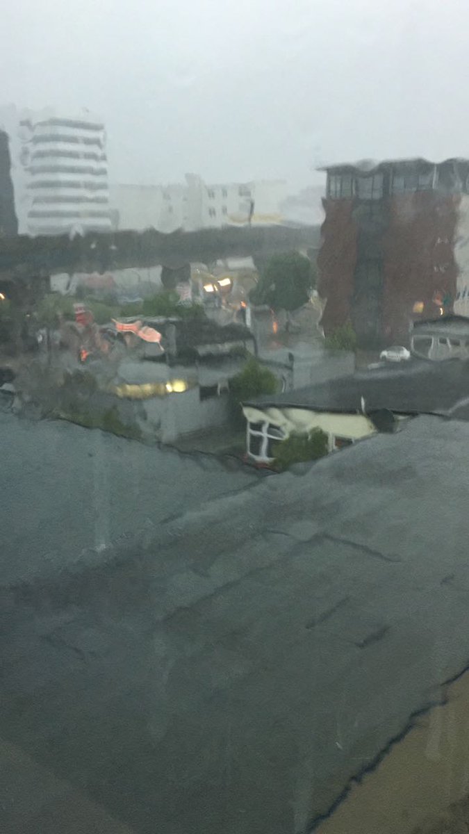 qwappdistrict's tweet photo. #Unwetter in #Hamburg, lt. Amtlicher #Unwetterwarnung Gegenstände im Freien sichern. Passen Sie auf sich auf! https://t.co/1fddQ3T5WA