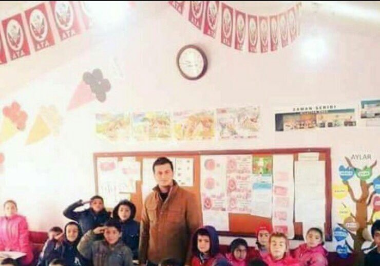 Duvarındaki bayraktan, asker selamı veren öğrencine... Unutursak kanımız kurusun... #NecmettinYılmaz