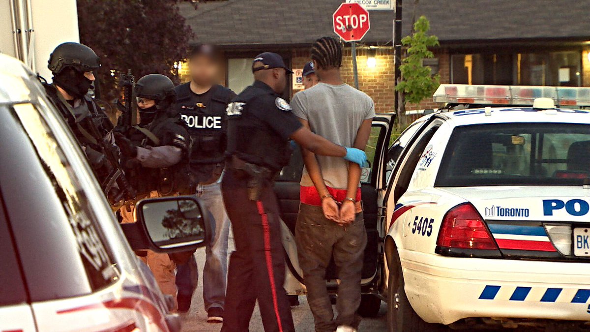 LateNightCam's tweet photo. Toronto Police Hold Up Squad executed multiple arrest warrants this morning in the GTA. ETF, K9 and EMS support. https://t.co/XZmir5QgaH