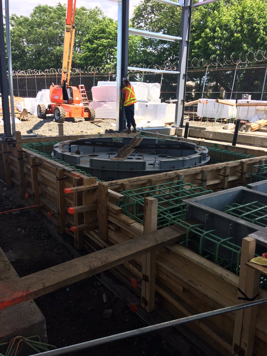 MattNoelSmith's tweet photo. Some interesting turn tables and rail jacks in the pour today. #concrete #formworkers https://t.co/wCEYm4Ql4a