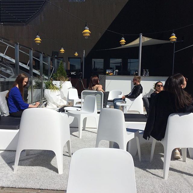 Pinto_Design's tweet image. Joko olet testannut Stockmann Roofin terassin? ☀️☀️☀️#stockmannroof #photoshoot #pintodesign #hyväfiilis #behindthescenes
