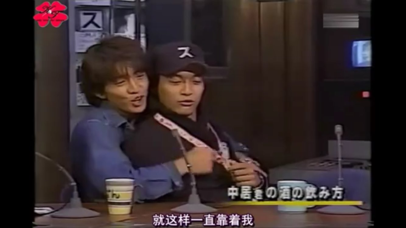 Nico まじでやばいこれ 大体4 00 酔ってsmapへの愛を叫ぶ中居さん 気づいたら木村さんの膝枕で寝ててそのまま木村さんを座椅子にしてベタベタする中居さん ﾟーﾟ いつも言わないけど木村のソロはかっこいい Smap T Co Bzhwgvgjm7