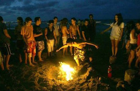 Mañana es la #NocheDeSanJuan #NocheDeHogueras Descubre en qué playas se puede hacer fuego 🔥 ow.ly/Q2NU30cNI8o Vía <a href="/love_valencia/">Love Valencia</a>