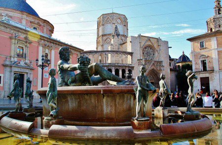 Un paseo descubriendo monumentos y rincones de la Ciudad Vieja de Valencia is.gd/JMZzS6 #turismo <a href="/Valenciaturismo/">VisitValència.</a>