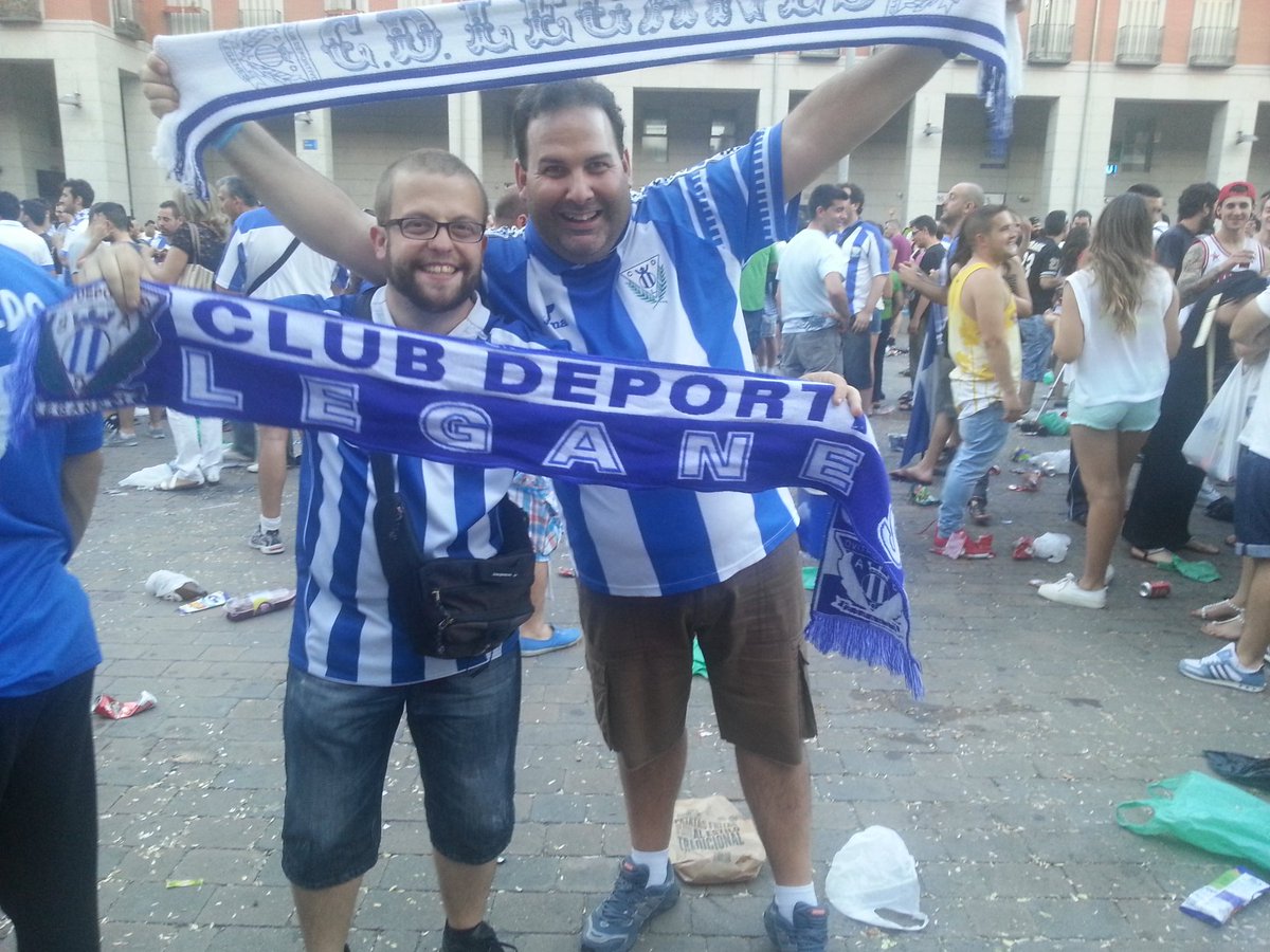 JALEVI's tweet photo. #LaChilenaDeMiVida @cdleganes Algunos no pudimos viajar y vivimos esa chilena desde la Plaza Mayor repleta de pepineros! @pabloleganes https://t.co/Rq4Xy2vTNv