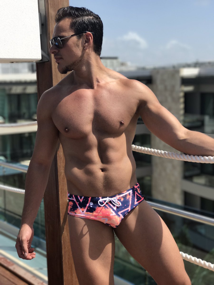 PShulo's tweet photo. Damos la bienvenida a @jorgevolkova en sesión fotográfica para  #Papyshulo #PlayadelCarmen #TheCarmenHotel https://t.co/gy5dtyY8YR