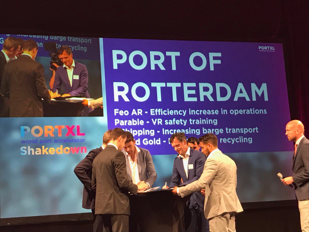 Als founding partner tekent #havenbedrijf ook 4 contracten met start-ups #portxl tijdens shakedown