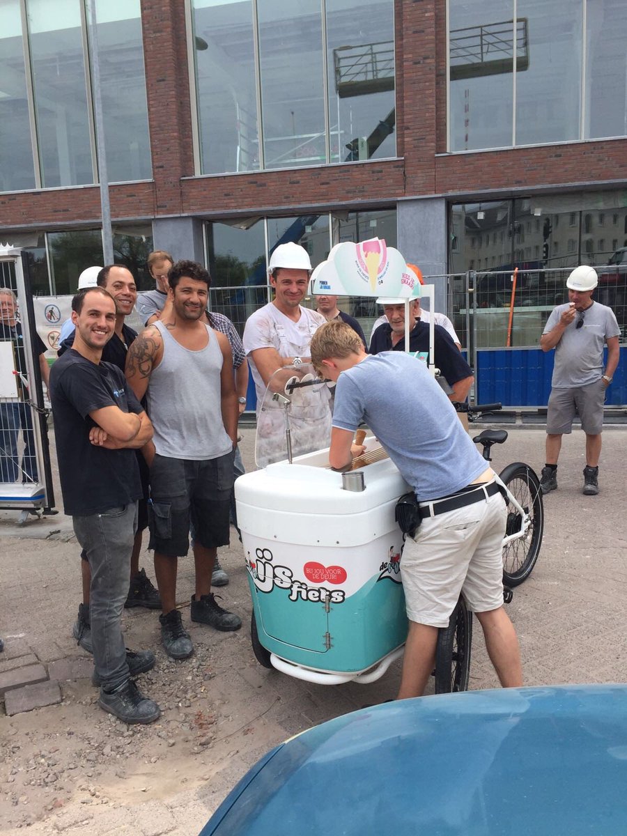 Bij deze temperaturen hoort een kleine verkoeling!! De ijscokar, aangeboden namens de opdrachtgever wordt zeer gewaardeerd door de jongens!