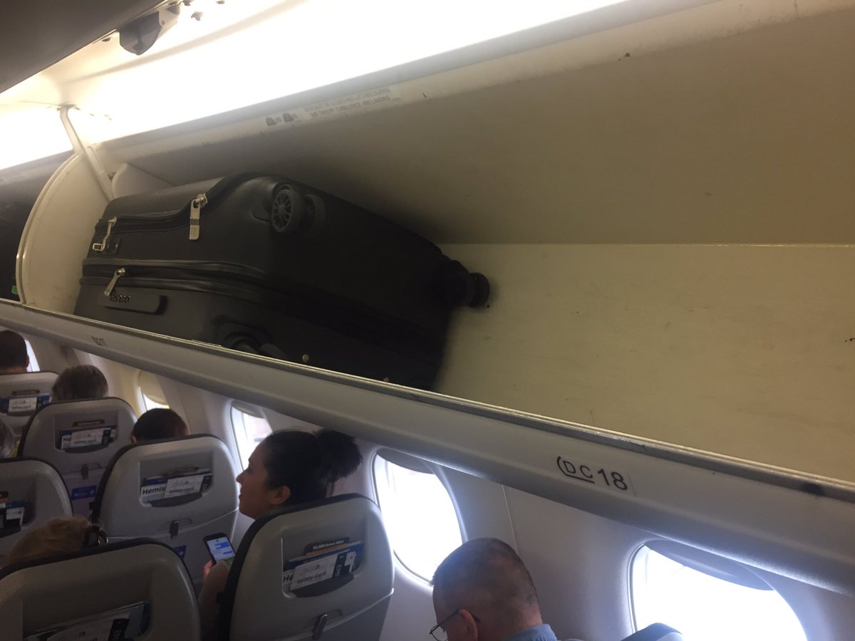 amorytabaee's tweet photo. Why did I have to pay to check my bag? @united https://t.co/YgVajLrik5