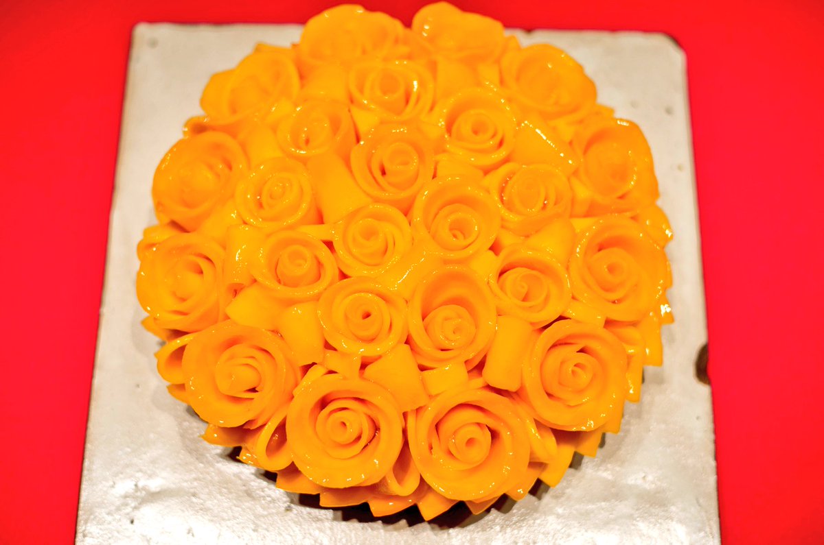 塩谷 舞 Mai Shiotani このマンゴーのケーキ美味しそう食べたい と思ったら ホールで円するらしい 2千3百円ちゃうで 2万3千円 1996年創業 カフェコムサ の真骨頂 黄金色に輝くブーケのような マンゴーローズ は 一食の価値あり
