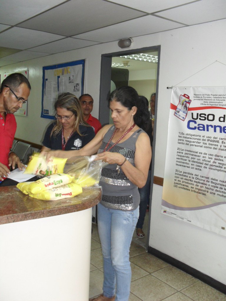 LaComite's tweet photo. El IPASME LA GUAIRA FELICITA AL COMANDO POR SU APORTE EN LA JORNADA DE VENTA DE HARINA https://t.co/q9WCDubKwg
