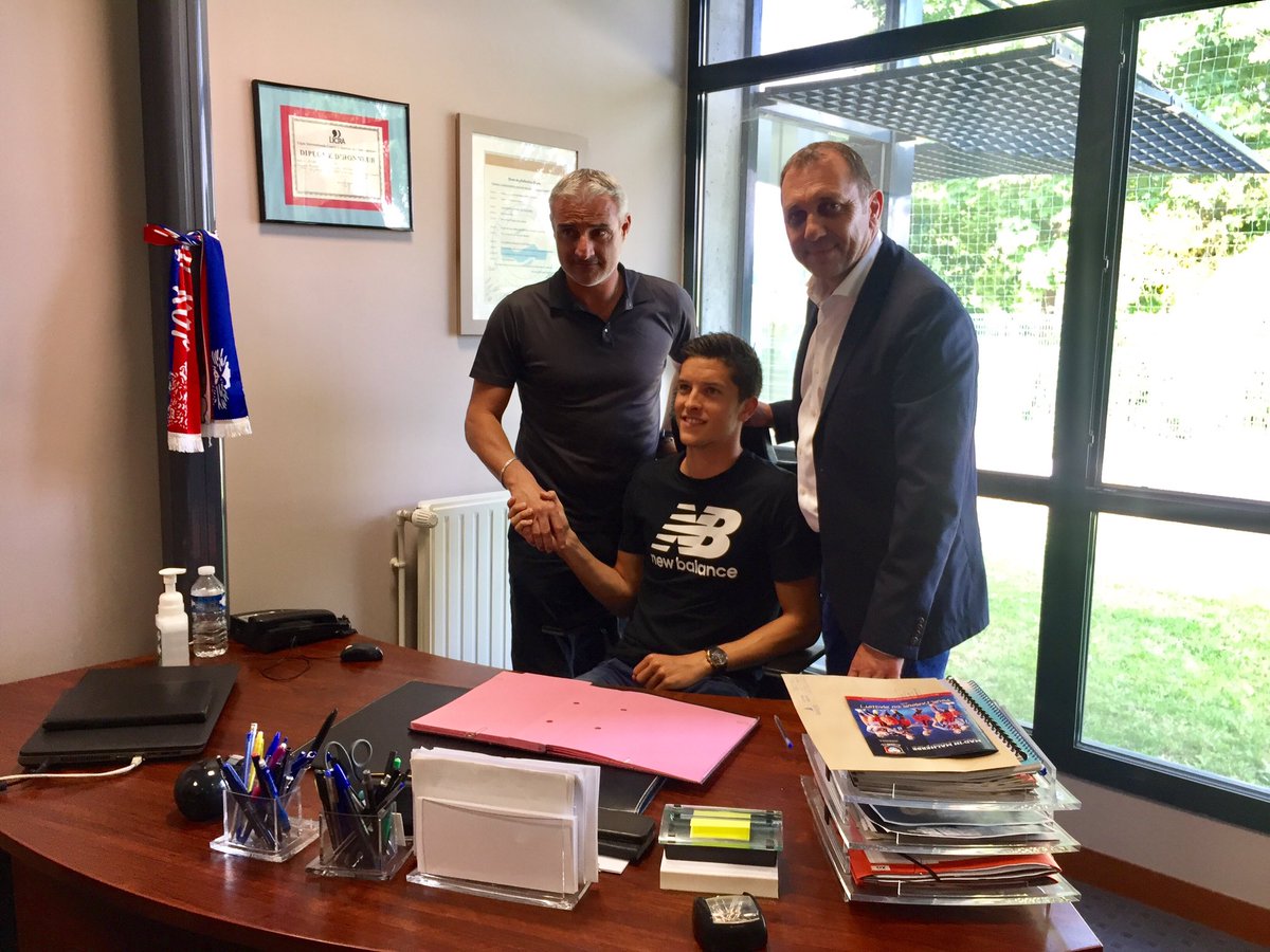 SMCaen's tweet photo. ⚠️ C'est officiel, @StefPeeters8 rejoint le @SMCaen en provenance du @stvv! 🔵🔴 

#SMCaen #TeamSMC #Ligue1 #WelcomeStef https://t.co/VufsAYFKJn