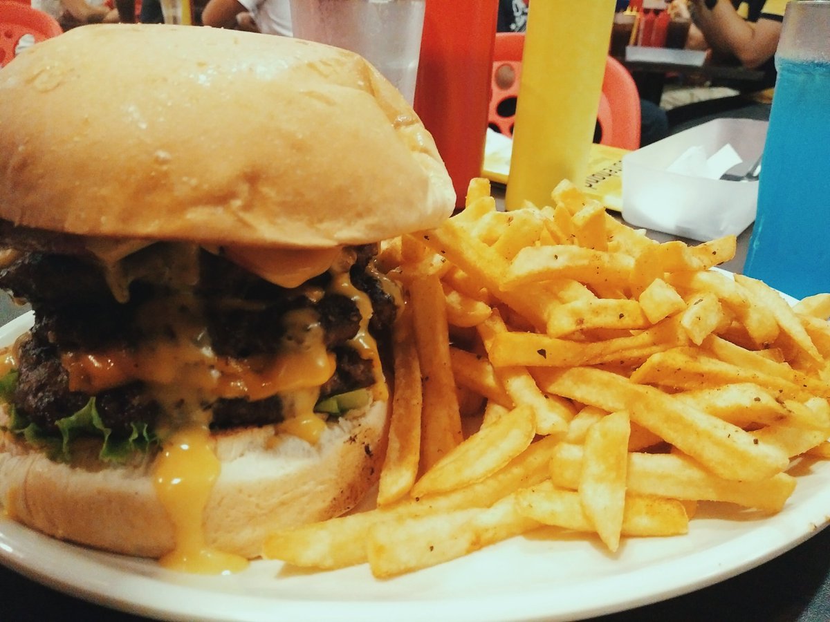 ssjvivas's tweet photo. What is diet ? Again ? 😂😂
#DietProblem #NoToDiet https://t.co/3JfiykWFZ7