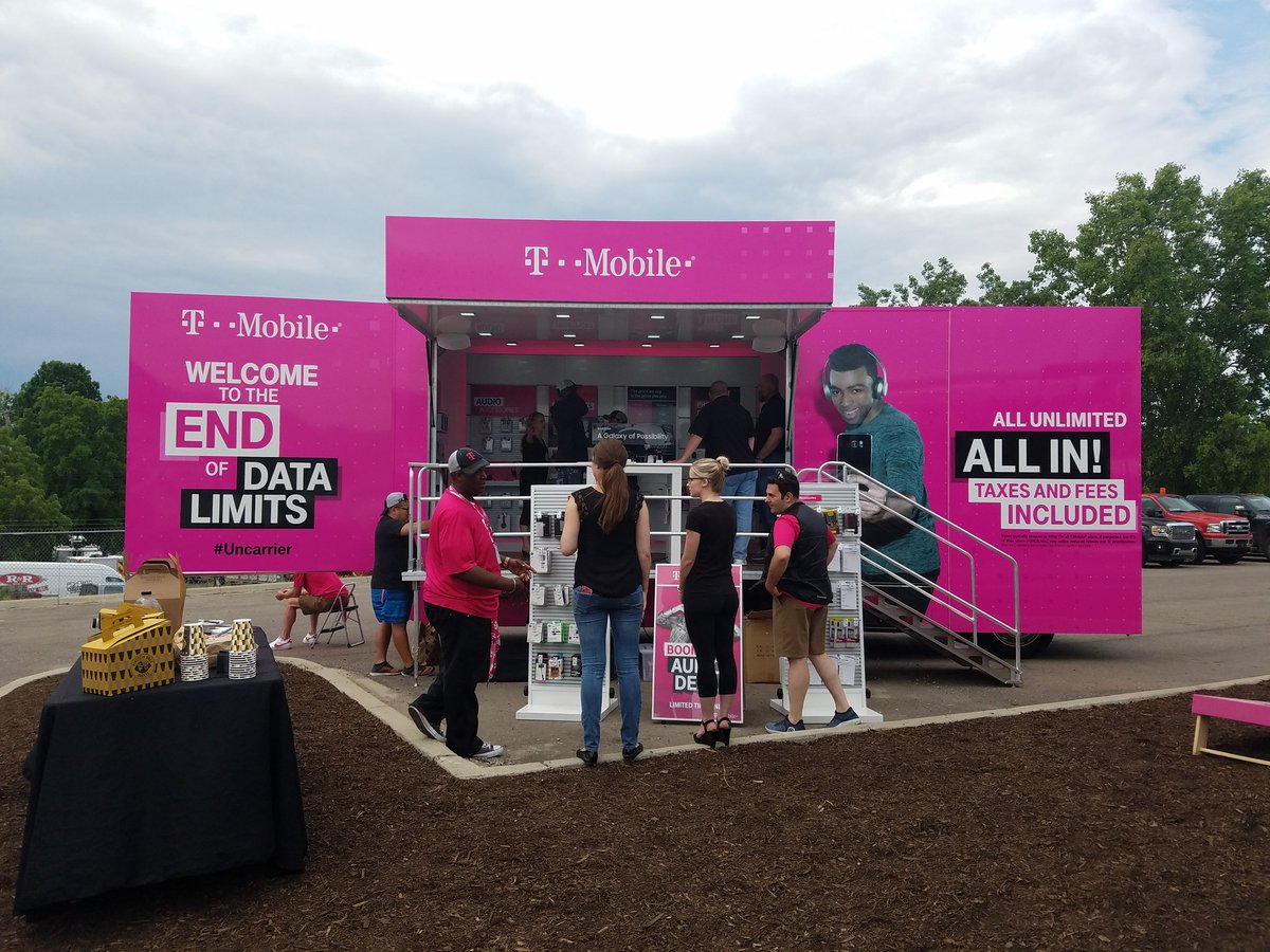 amandaowens216's tweet photo. Showing off the new #tmobiletruck at an @TMobileAtWork customer event in SE Michigan #SAMsrule #SAMlife https://t.co/7VWjxgP0o1