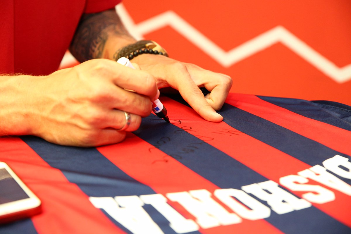 Baskonia's tweet photo. SORTEO | @JTii6 ha dejado un mensajito muy especial en su camiseta de presentación...

¿Quieres llevártela a casa? ➡️ FOLLOW + RT https://t.co/IiFvQoozPV