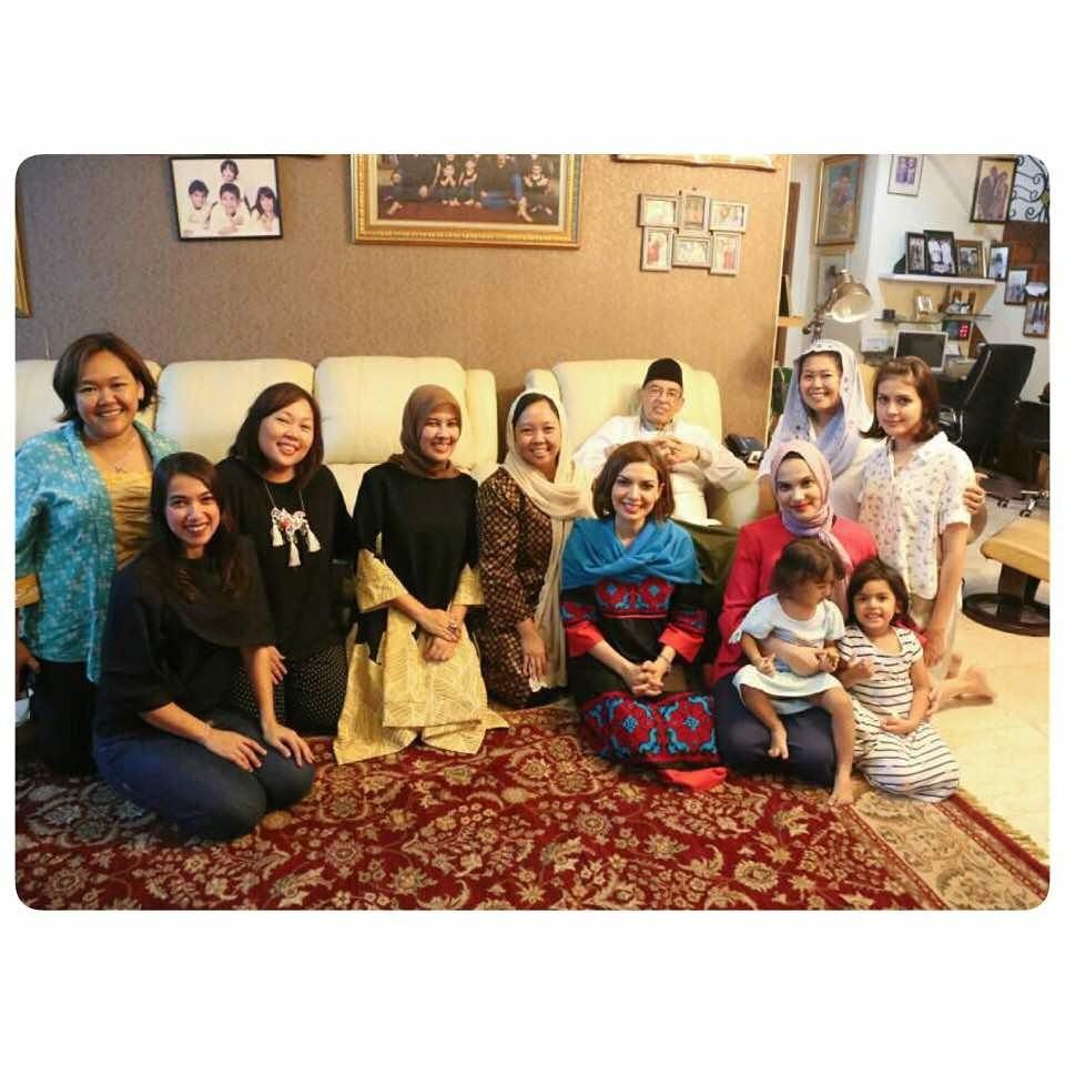 Shihabs n Wahids sisters. Bukber &amp; ngobrol seru ❤ <a href="/yennywahid/">Yenny Zannuba Wahid</a> <a href="/alissawahid/">Alissa Wahid</a> <a href="/naywahid/">Nay Wahid</a> <a href="/najelaashihab/">Najelaa Shihab</a> <a href="/nahlashihab/">Nahla *Hala* Shihab</a> <a href="/nasywashihab/">Nasywa Shihab</a> <a href="/anitawahid/">Anita Wahid</a>
