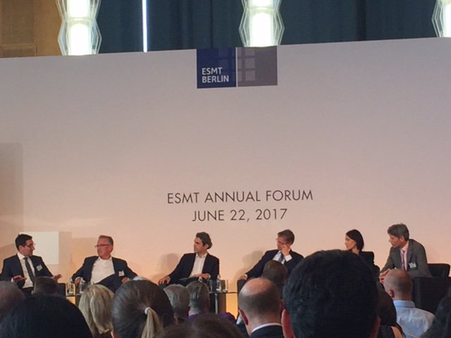 AllBrightGer's tweet photo. Zedelius @Allianz: "Real change only starts if you are prepared to change yourself." We add: Goes especially for the top management. #esmtaf https://t.co/c9QV2ppzHu