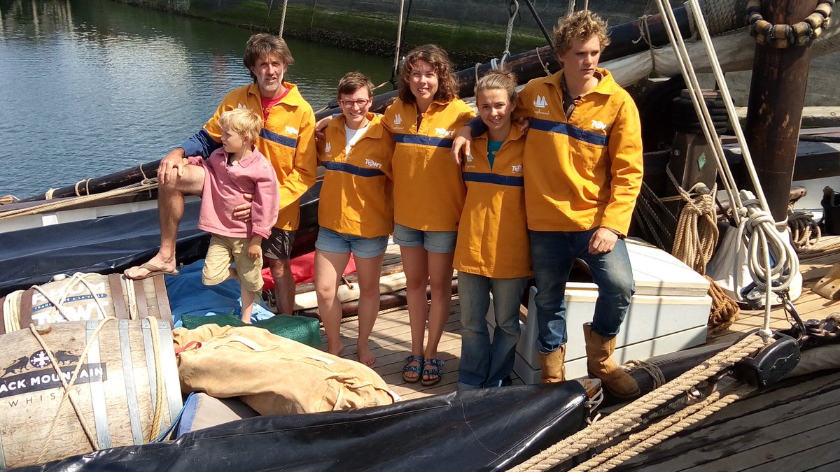 TOWindTransport's tweet photo. L'équipage du @GrayhoundLugger porte fièrement ses smocks @bzhmousqueton @TOWindTransport. Paré #àlavoile. Ready for sea #bysail. #FairWinds https://t.co/I8Qk3ivFZw