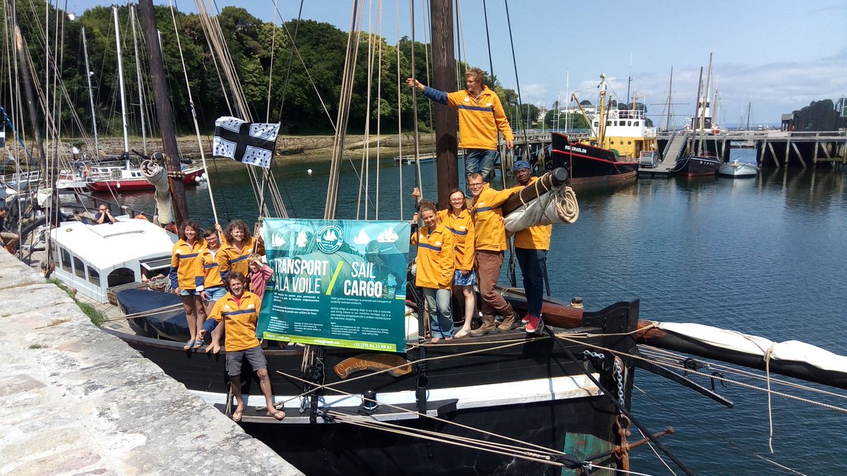 TOWindTransport's tweet photo. L'équipage du @GrayhoundLugger porte fièrement ses smocks @bzhmousqueton @TOWindTransport. Paré #àlavoile. Ready for sea #bysail. #FairWinds https://t.co/I8Qk3ivFZw