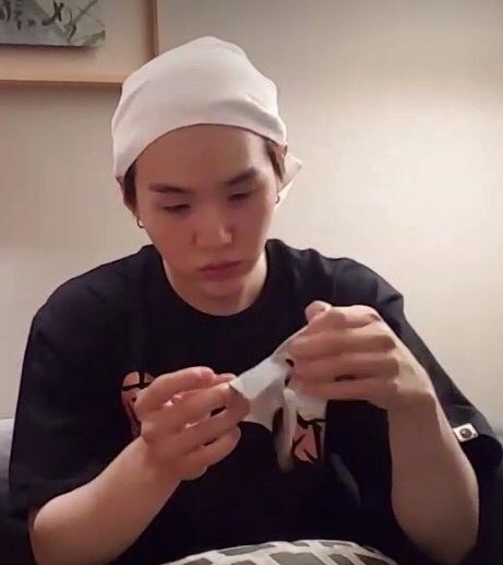 yooncaramin_03's tweet photo. MIN YOONGI BEING SO PRETTY BARE FACED & PUTTING MASK... MADE MY DAY COMPLETE #Sope #SYUB https://t.co/hz4wTbSVin