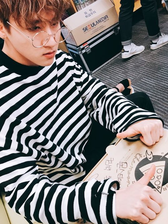 sliceofthe_moon's tweet photo. 몬스타엑스 컴백 축하기념 피자 선물🍕
Congrats on Monstax album #monstax #jooheon #sliceofthemoon https://t.co/47PpWLlZgu