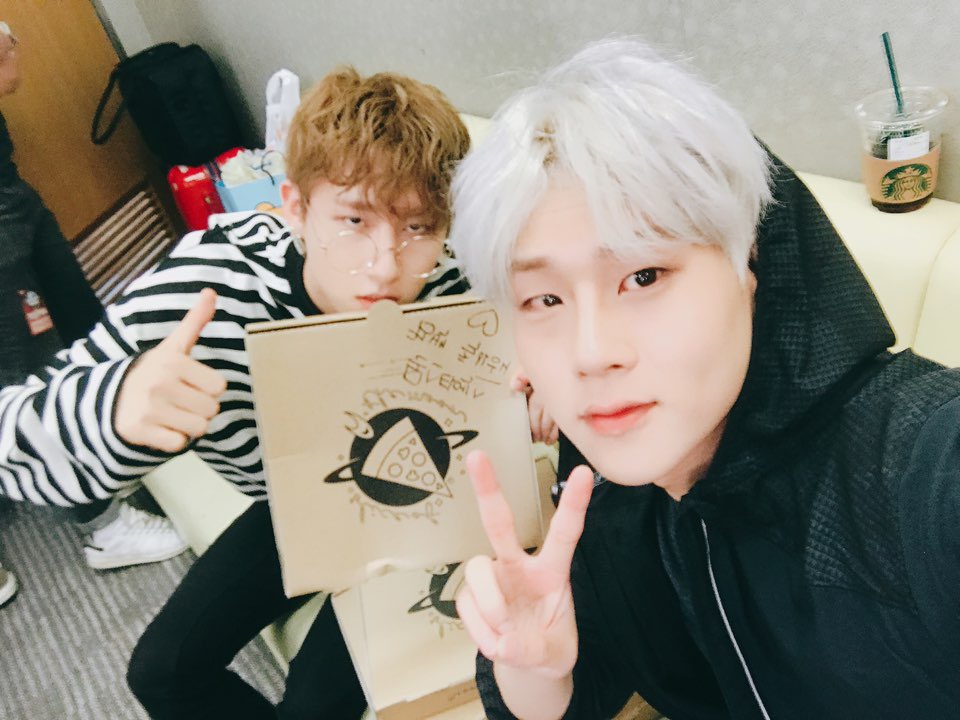 sliceofthe_moon's tweet photo. 몬스타엑스 컴백 축하기념 피자 선물🍕
Congrats on Monstax album #monstax #jooheon #sliceofthemoon https://t.co/47PpWLlZgu