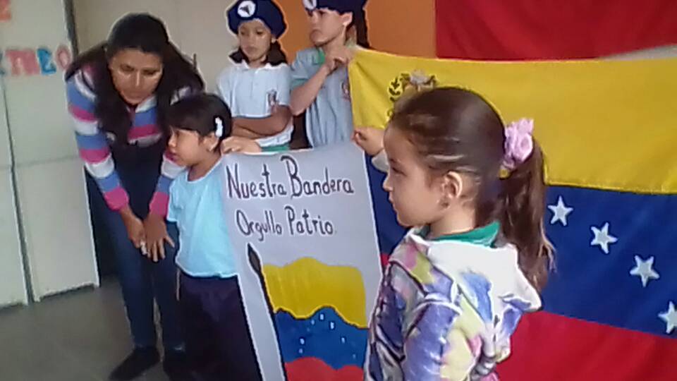 Dfs32Sc's tweet photo. Los niños,niñas del tachira circuito 32 aman la bandera  y la respetan @charlychaves @JauaMiranda @nerlalaja139 https://t.co/ADvkTYcxqh