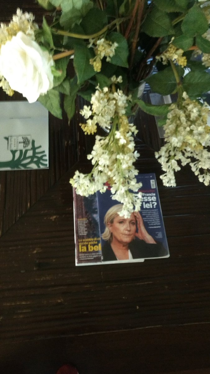StevenSiegheils's tweet photo. Être dans un hôtel à #Milan, boire un coup tranquille et tomber sur la sœur à @MaraineLaPine . https://t.co/86VUzIJ1CB