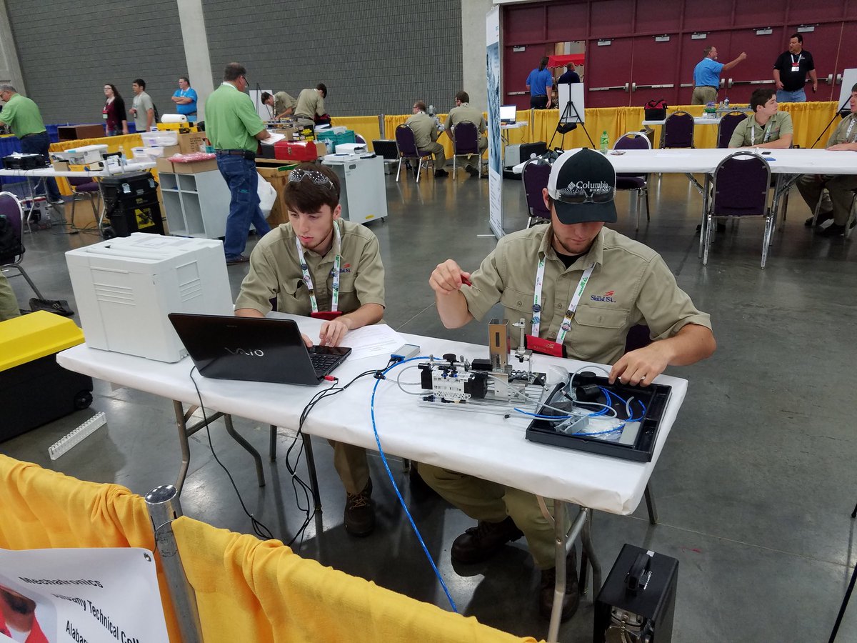 Siegel_Mech's tweet photo. 5th competition today, Meclab. #NLSC2017 https://t.co/kf2CxhPIRg