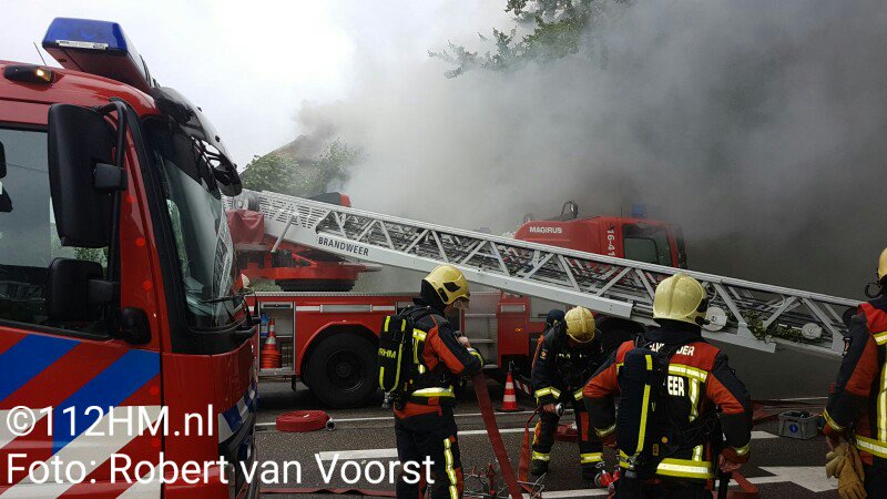 Ziet er slecht uit bij de zeer grote brand - GRIP 1 op de Hoofdstraat in Sassenheim. ^RH
