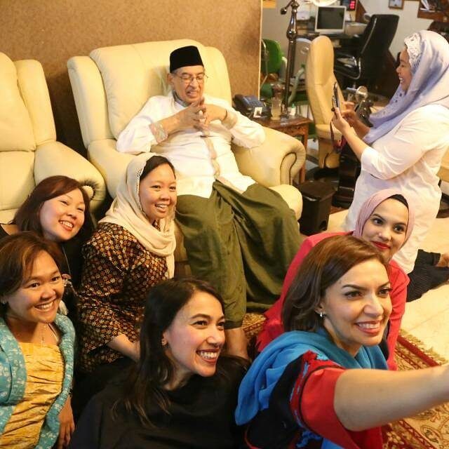 NajwaShihab's tweet photo. Maap ya mbak @yennywahid kita tinggal wefie 😜  @AlissaWahid @naywahid @NahlaShihab @NasywaShihab @anitawahid @quraishihab https://t.co/AMPAyk7Be2