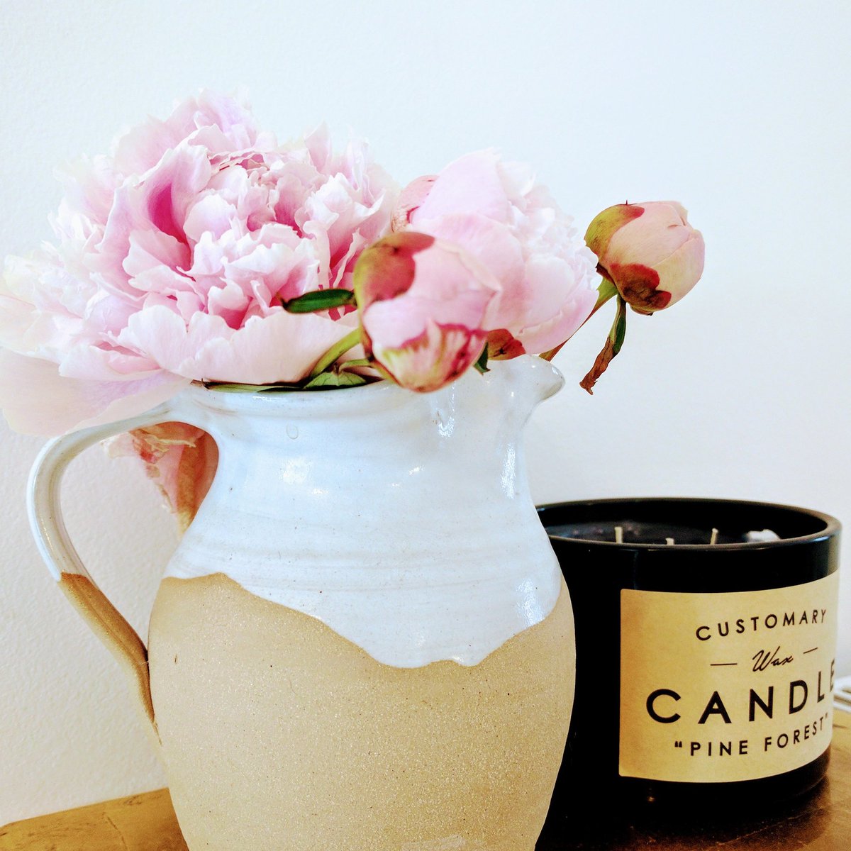 Faded, dusky pinks, splashes of verdant green, gold, black and white. Love it. #interiordesign #inspiration #stilllife #shelfie