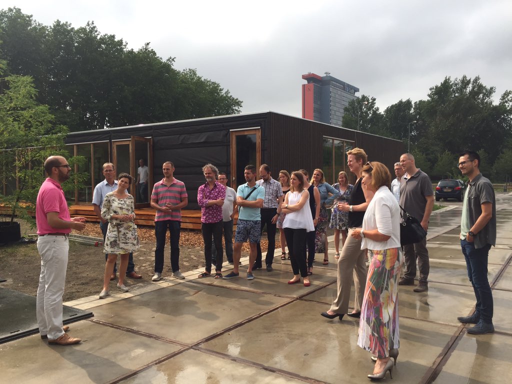 DeBouwcampus's tweet photo. Tussen de buien door: bewoners zomerborrel. Te gast bij @TheGrnVillage met o.a.  @SBRCUR_net @CfPB_Delft @BRISonline @OfficeVitae https://t.co/ee8M620Zpz