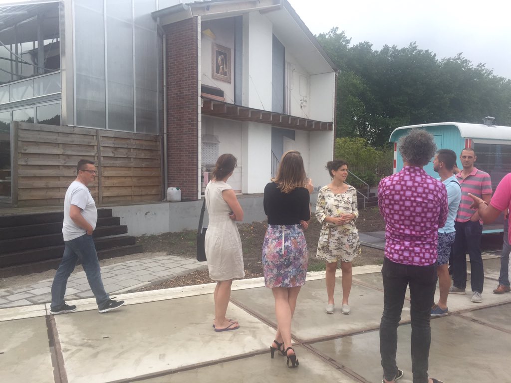DeBouwcampus's tweet photo. Tussen de buien door: bewoners zomerborrel. Te gast bij @TheGrnVillage met o.a.  @SBRCUR_net @CfPB_Delft @BRISonline @OfficeVitae https://t.co/ee8M620Zpz