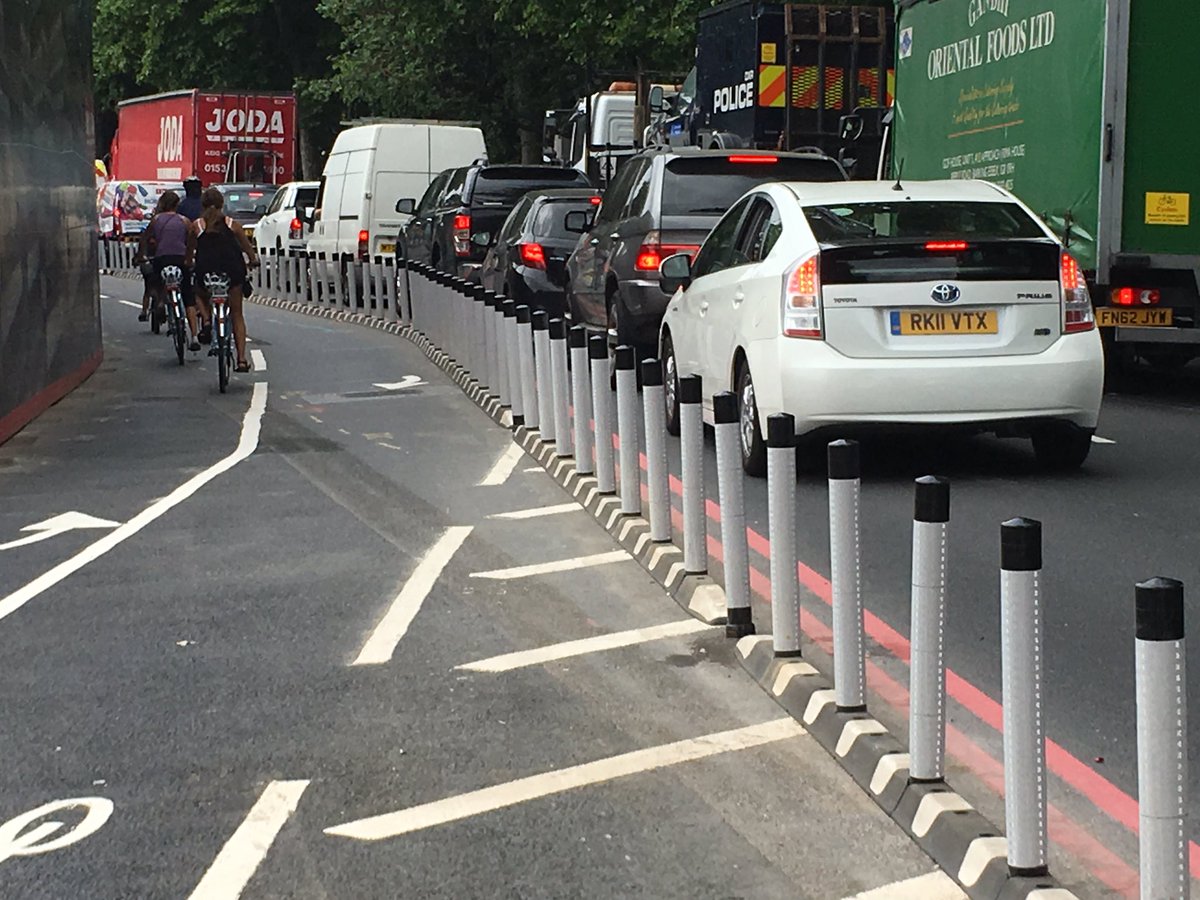 rediweld's tweet photo. Great protection along Victoria Embankment #wandorcas, #Jislon Pole Cones https://t.co/wHdLG9coqn