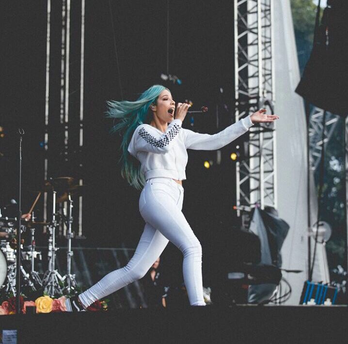 badhalss's tweet image. "Everything is blue
His pills, his hands, his jeans
And now i’m covered in the colors pull apart at the seams
And it's blue."