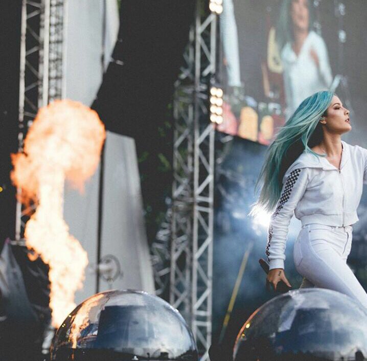 badhalss's tweet image. "Everything is blue
His pills, his hands, his jeans
And now i’m covered in the colors pull apart at the seams
And it's blue."