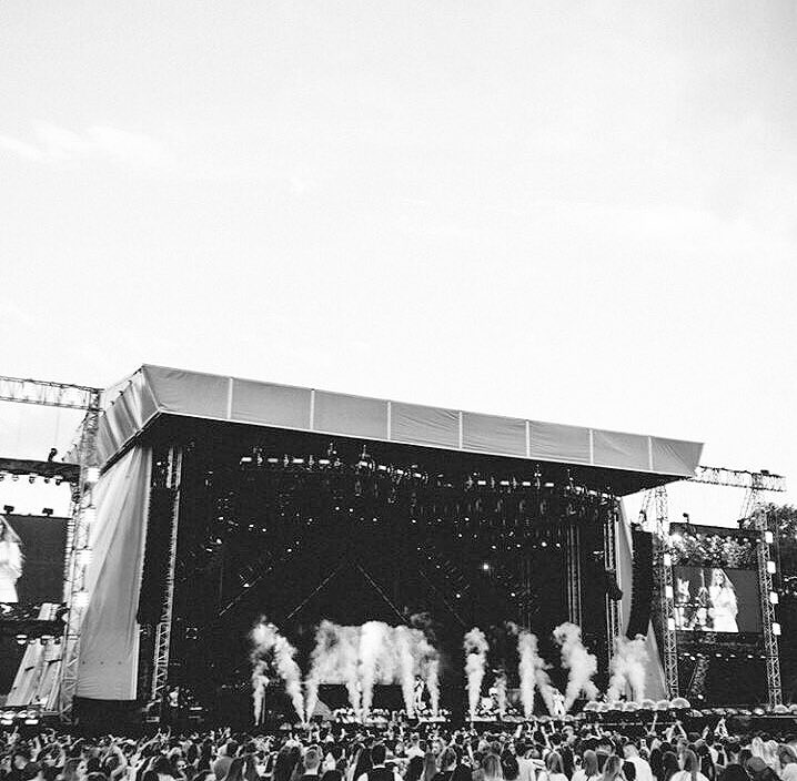 badhalss's tweet image. "Everything is grey
His hair, his smoke, his dreams
And now he's so devoid of color
He don’t know what it means"