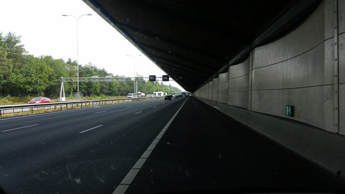 Met een vermogenloze wagen langzaam over de vluchtstrook naar een veilig plekje. Met dank aan <a href="/Rijkswaterstaat/">Rijkswaterstaat</a> voor de veiligheid.#dankbaar