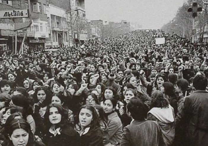vincentmenezes's tweet photo. #Womenprotesting the
#forcedHijab #inIran..
days after the #1979Revolution...
https://t.co/hW9xLKiU1I📷 https://t.co/54J5H5lmqr